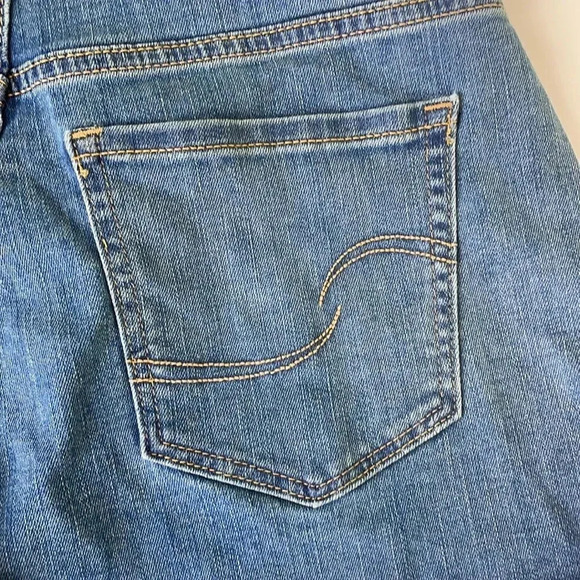 Levi’s signature maternity jean shorts, over the belly. Cuffed. Size small - Picture 4 of 11